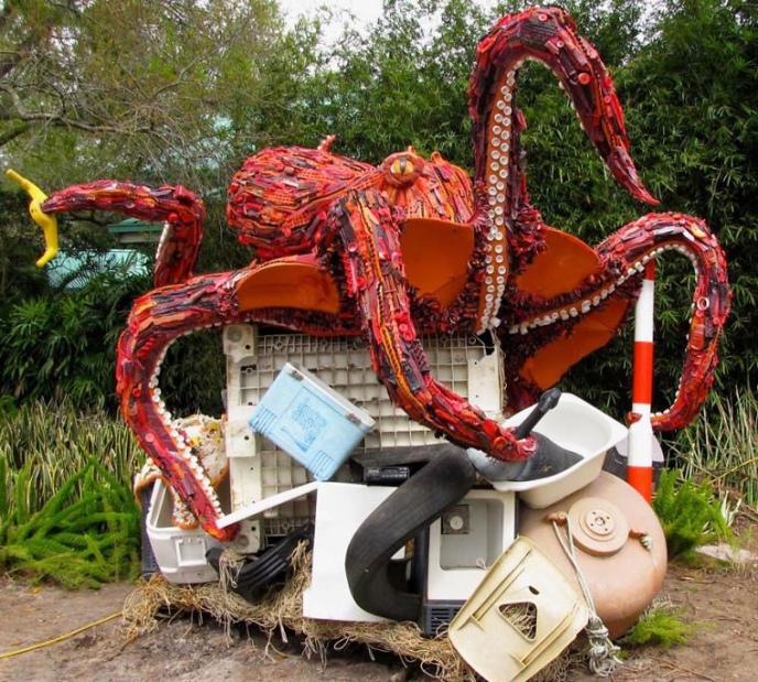 esculturas de animais feitas de lixo