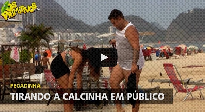 gostosa tirando calcinha