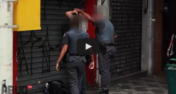 grafitando na frente da policia