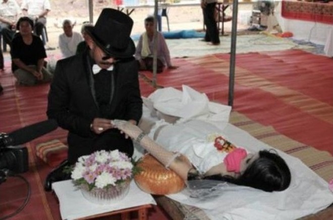 tailandês casou-se com a namorada morta